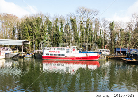 ロンドン郊外を流れるテームズ川に停泊する細長いボート 101577638