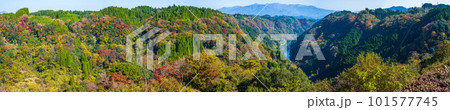 秋の紅葉に染まる蘇陽峡パノラマ風景(長崎鼻展望台)風景　(熊本県山都町長崎) 101577745