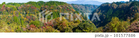 紅葉に映える蘇陽峡 パノラマ風景(長崎鼻展望台)風景 (熊本県山都町長崎) 紅葉に映える蘇陽峡 パノラマ風景(長崎鼻展望台)風景 (熊本県山都町長崎) 101577886