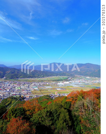秋の大洲盆地(愛媛県大洲市) 101578313