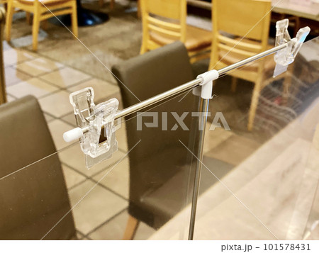 飲食店の客席に設置した透明アクリルパーテーション 101578431