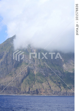 山頂がガスで被われた北硫黄島 山頂がガスで被われた北硫黄島 101578836