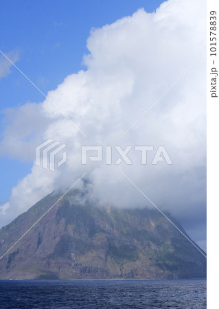 山頂がガスで被われた北硫黄島 山頂がガスで被われた北硫黄島 101578839