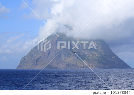 山頂がガスで被われた北硫黄島 101578844