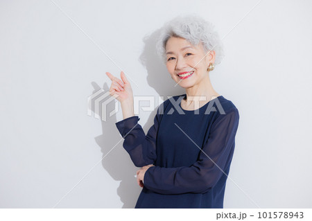 グレイヘアの女性  101578943