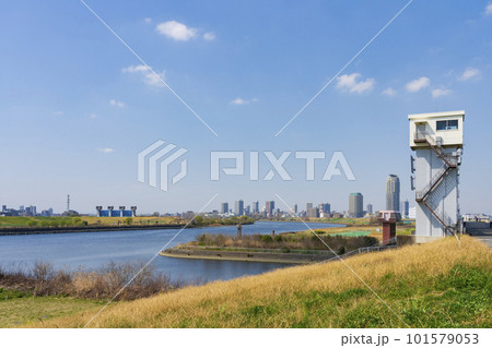 青空が広がる荒川土手と新芝川水門 青空が広がる荒川土手と新芝川水門 101579053
