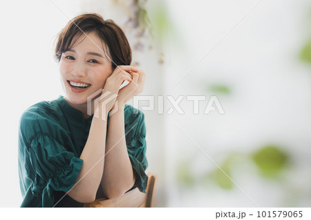 部屋でリラックスする若い女性 101579065