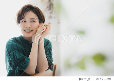 部屋でリラックスする若い女性 部屋でリラックスする若い女性 101579066