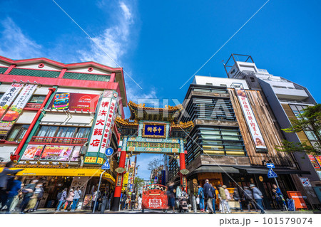 日本の横浜都市景観 4月。賑わう横浜中華街・青空に映える善隣門などを望む 日本の横浜都市景観 4月。賑わう横浜中華街・青空に映える善隣門などを望む 101579074