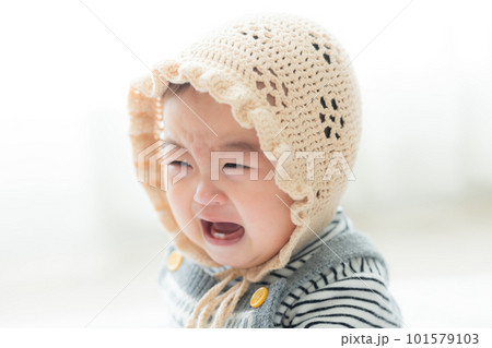 泣いている赤ちゃん 101579103