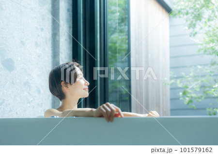 お風呂でリラックスする女性 101579162