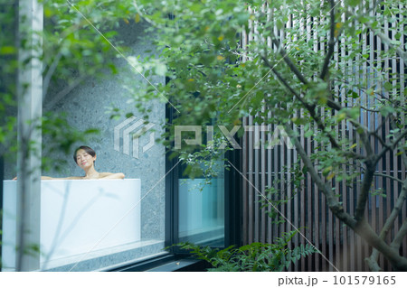 お風呂でリラックスする女性 お風呂でリラックスする女性 101579165