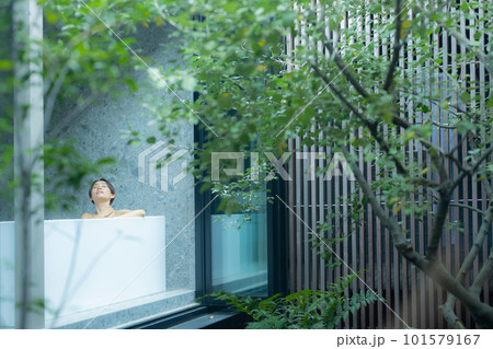 お風呂でリラックスする女性 101579167