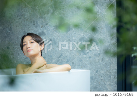 お風呂でリラックスする女性 お風呂でリラックスする女性 101579169