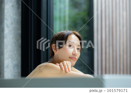 お風呂でリラックスする女性 お風呂でリラックスする女性 101579171