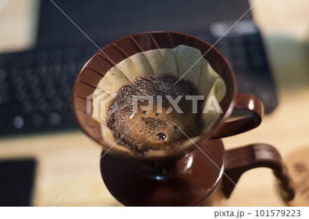 コーヒーを淹れる コーヒーを淹れる 101579223
