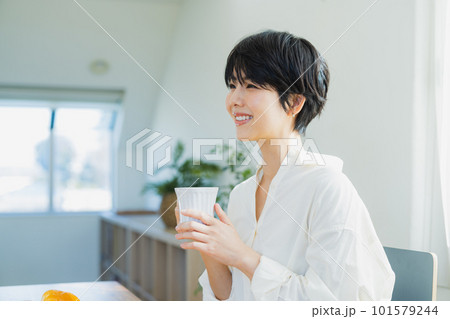 朝食を食べる女性 101579244