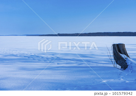冬の網走湖 凍結した湖面に映る青空 冬の網走湖 凍結した湖面に映る青空 101579342