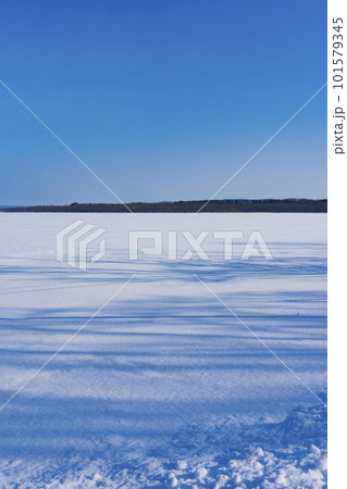 冬の網走湖 凍結した湖面に映る青空 101579345