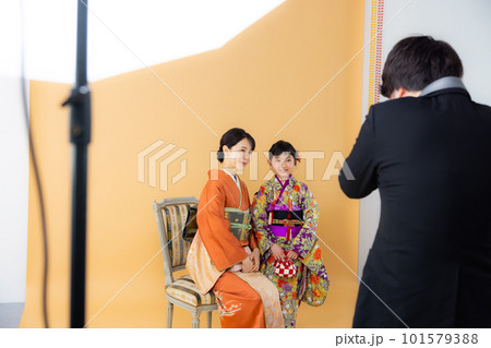 着物　写真館　親子 101579388