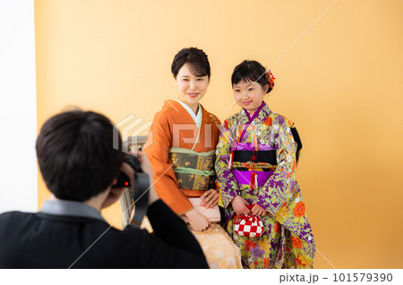 着物　写真館　親子 101579390