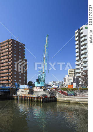大型クレーンによる橋梁工事中の呑川新橋 大型クレーンによる橋梁工事中の呑川新橋 101579737