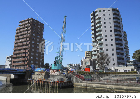 大型クレーンによる橋梁工事中の呑川新橋 大型クレーンによる橋梁工事中の呑川新橋 101579738