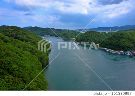 四国・鳴門海峡・7つの橋で島と海峡を繋ぐ鳴門スカイライン、橋下に広がる内海の風景・徳島県鳴門市(2) 四国・鳴門海峡・7つの橋で島と海峡を繋ぐ鳴門スカイライン、橋下に広がる内海の風景・徳島県鳴門市(2) 101580997