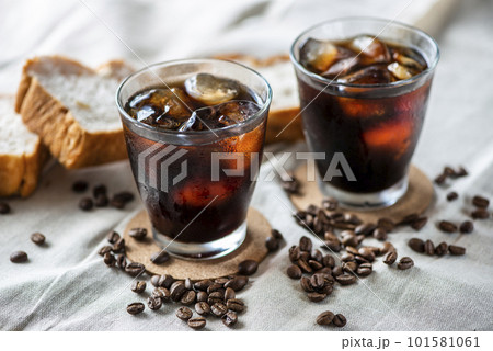 窓際のアイスコーヒー 101581061