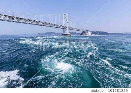 鳴門海峡の渦潮と大鳴門橋 101581236
