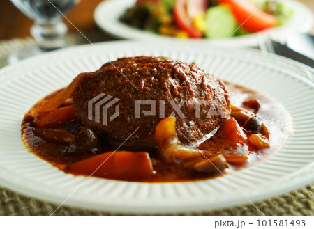 煮込みハンバーグと野菜サラダ 101581493