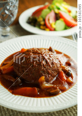 煮込みハンバーグと野菜サラダ 煮込みハンバーグと野菜サラダ 101581495