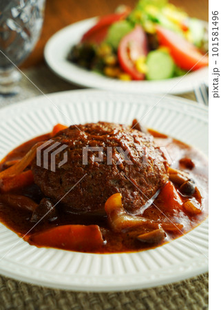 煮込みハンバーグと野菜サラダ 101581496