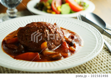 煮込みハンバーグと野菜サラダ 101581498