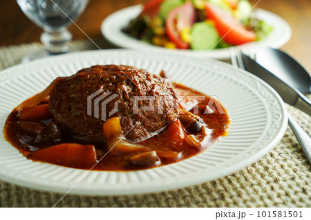 煮込みハンバーグと野菜サラダ 101581501
