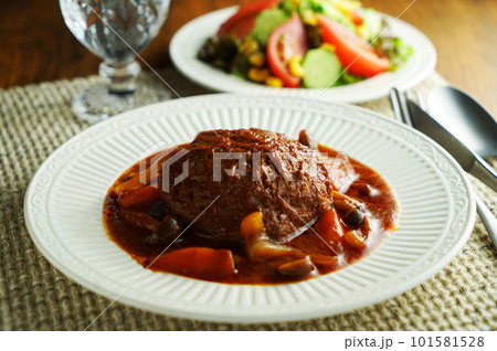 煮込みハンバーグと野菜サラダ 101581528