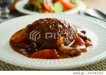 煮込みハンバーグと野菜サラダ 101581532