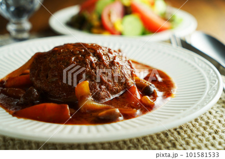煮込みハンバーグと野菜サラダ 101581533