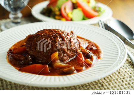 煮込みハンバーグと野菜サラダ 101581535