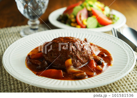 煮込みハンバーグと野菜サラダ 煮込みハンバーグと野菜サラダ 101581536