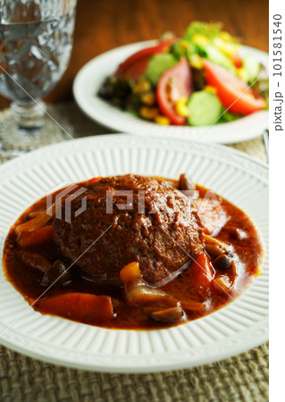 煮込みハンバーグと野菜サラダ 101581540