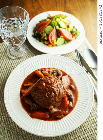 煮込みハンバーグと野菜サラダ 101581542