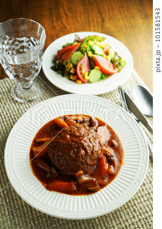 煮込みハンバーグと野菜サラダ 101581543