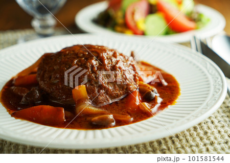 煮込みハンバーグと野菜サラダ 101581544