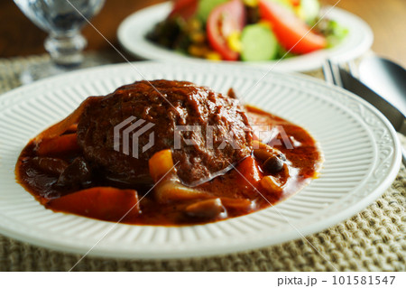 煮込みハンバーグと野菜サラダ 101581547