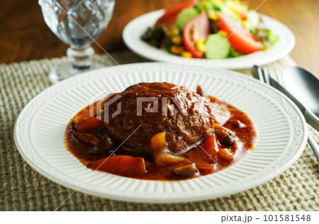 煮込みハンバーグと野菜サラダ 101581548