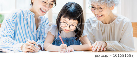 勉強する女の子と見守る家族 勉強する女の子と見守る家族 101581588