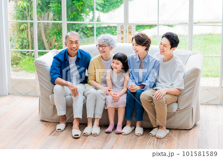 ソファーに座る三世代家族 101581589