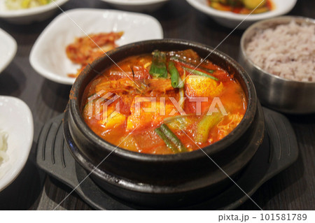 美味しい韓国料理 美味しい韓国料理 101581789