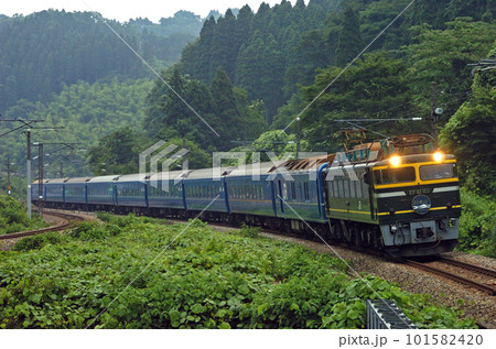 北陸本線　石動ー倶利伽羅　JR西日本　EF81-113（敦賀）＋24系（宮原）　日本海 101582420